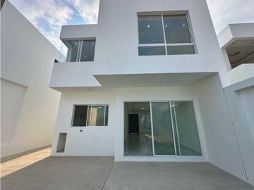 CASAS EN VENTA EN URBANIZACIÓN PRIVADA LA ROMANA SUR DE MANTA
