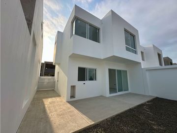 CASAS EN VENTA EN URBANIZACIÓN PRIVADA LA ROMANA SUR DE MANTA