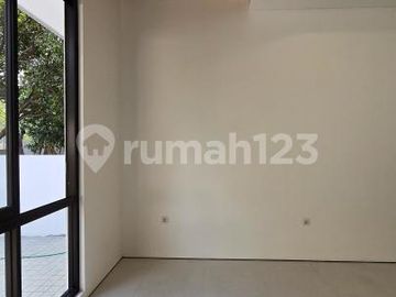 Dijual Rumah Baru Posisi Badan Semi Furnish di BSD City Tangerang