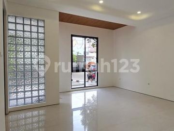 Dijual Rumah Baru Posisi Badan Semi Furnish di BSD City Tangerang
