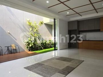 Dijual Rumah Baru Posisi Badan Semi Furnish di BSD City Tangerang