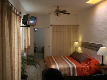 VENTA CASA GRANDE EN CHAPALA JALISCO. CON USO DE SUELO MIXTO