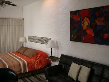 VENTA CASA GRANDE EN CHAPALA JALISCO. CON USO DE SUELO MIXTO