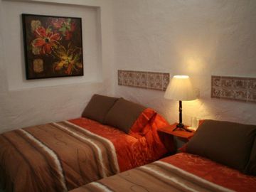 VENTA CASA GRANDE EN CHAPALA JALISCO. CON USO DE SUELO MIXTO