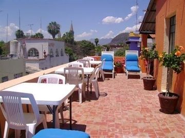 VENTA CASA GRANDE EN CHAPALA JALISCO. CON USO DE SUELO MIXTO
