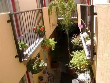 VENTA CASA GRANDE EN CHAPALA JALISCO. CON USO DE SUELO MIXTO