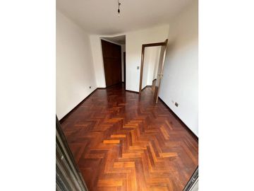 VENTA DEPARTAMENTO 3 AMBIENTES CON DEPENCIA COCHERA CUBIERTA Y BAULERA