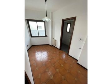 VENTA DEPARTAMENTO 3 AMBIENTES CON DEPENCIA COCHERA CUBIERTA Y BAULERA