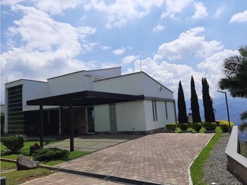 CASA CAMPESTRE CON VISTA ABIERTA A LA CIUDAD, LAS PALMAS, MEDELLIN
