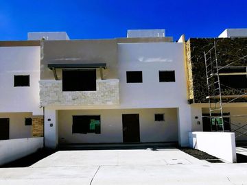 Casa de 3 Recámaras con 3.5 Baños a 12 Minutos de los Arcos de Querétaro.