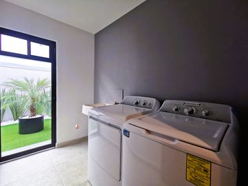 Casa de 3 Recámaras con 3.5 Baños a 12 Minutos de los Arcos de Querétaro.