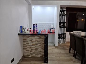 Descripción de la propiedad:
Venta de espaciosa casa multifamiliar ubicada en la calle Flor de Huaquilla N°195, distrito de Huaral. Ideal para vivir