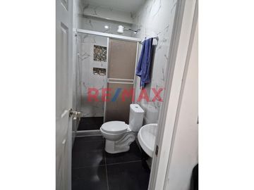 Descripción de la propiedad:
Venta de espaciosa casa multifamiliar ubicada en la calle Flor de Huaquilla N°195, distrito de Huaral. Ideal para vivir
