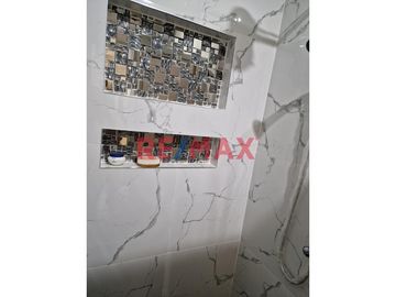 Descripción de la propiedad:
Venta de espaciosa casa multifamiliar ubicada en la calle Flor de Huaquilla N°195, distrito de Huaral. Ideal para vivir
