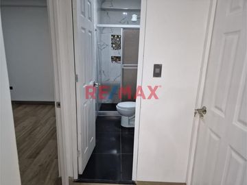 Descripción de la propiedad:
Venta de espaciosa casa multifamiliar ubicada en la calle Flor de Huaquilla N°195, distrito de Huaral. Ideal para vivir