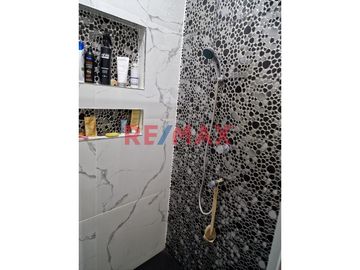 Descripción de la propiedad:
Venta de espaciosa casa multifamiliar ubicada en la calle Flor de Huaquilla N°195, distrito de Huaral. Ideal para vivir