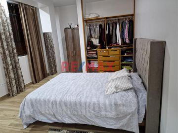 Descripción de la propiedad:
Venta de espaciosa casa multifamiliar ubicada en la calle Flor de Huaquilla N°195, distrito de Huaral. Ideal para vivir