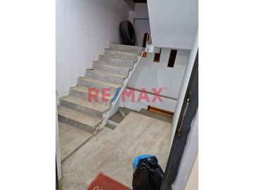 Descripción de la propiedad:
Venta de espaciosa casa multifamiliar ubicada en la calle Flor de Huaquilla N°195, distrito de Huaral. Ideal para vivir