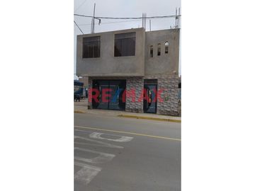 Descripción de la propiedad:
Venta de espaciosa casa multifamiliar ubicada en la calle Flor de Huaquilla N°195, distrito de Huaral. Ideal para vivir