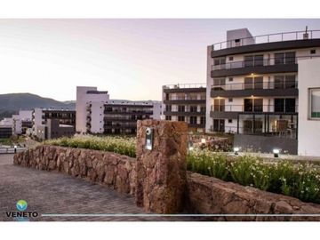 Venetto Village: Tu Nuevo Hogar o Destino Vacacional con costa al lago