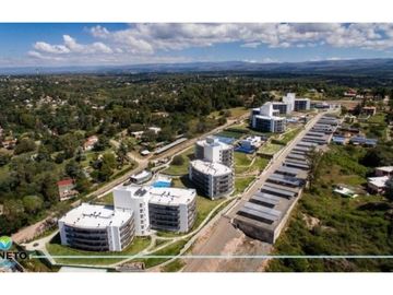 Venetto Village: Tu Nuevo Hogar o Destino Vacacional con costa al lago