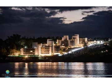 Venetto Village: Tu Nuevo Hogar o Destino Vacacional con costa al lago