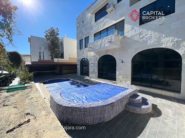 Casa de Lujo con Alberca en Venta en Bugambilias Zona Sur Zapopan