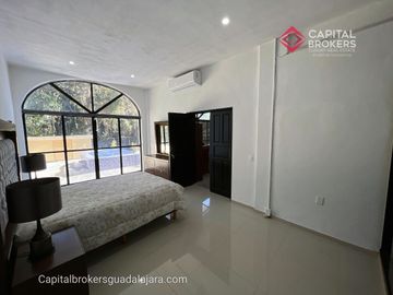Casa de Lujo con Alberca en Venta en Bugambilias Zona Sur Zapopan