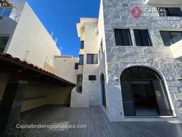 Casa de Lujo con Alberca en Venta en Bugambilias Zona Sur Zapopan