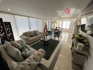 Casa de Lujo con Alberca en Venta en Bugambilias Zona Sur Zapopan