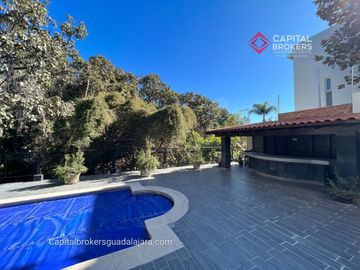 Casa de Lujo con Alberca en Venta en Bugambilias Zona Sur Zapopan