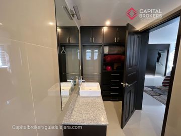 Casa de Lujo con Alberca en Venta en Bugambilias Zona Sur Zapopan