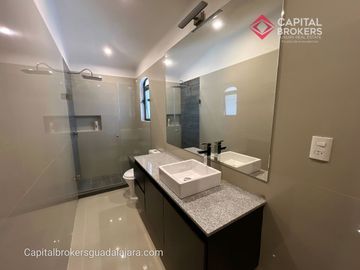 Casa de Lujo con Alberca en Venta en Bugambilias Zona Sur Zapopan