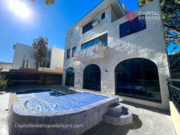 Casa de Lujo con Alberca en Venta en Bugambilias Zona Sur Zapopan