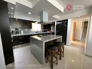 Casa de Lujo con Alberca en Venta en Bugambilias Zona Sur Zapopan