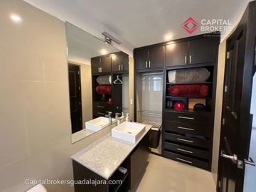 Casa de Lujo con Alberca en Venta en Bugambilias Zona Sur Zapopan