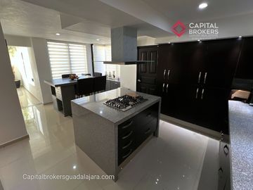 Casa de Lujo con Alberca en Venta en Bugambilias Zona Sur Zapopan