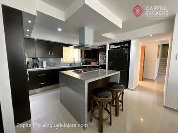 Casa de Lujo con Alberca en Venta en Bugambilias Zona Sur Zapopan