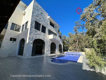 Casa de Lujo con Alberca en Venta en Bugambilias Zona Sur Zapopan