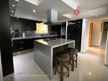 Casa de Lujo con Alberca en Venta en Bugambilias Zona Sur Zapopan