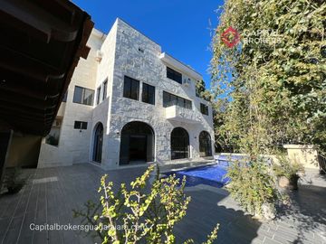 Casa de Lujo con Alberca en Venta en Bugambilias Zona Sur Zapopan