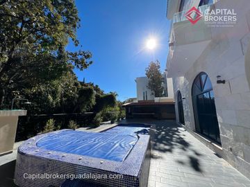Casa de Lujo con Alberca en Venta en Bugambilias Zona Sur Zapopan