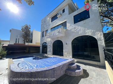 Casa de Lujo con Alberca en Venta en Bugambilias Zona Sur Zapopan