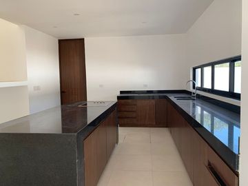VENTA CASA DE  4 RECAMARAS EN PRIVADA CON AMENIDADES UBICADO EN CONKAL