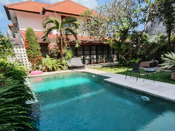VILLA CANTIK DI PETITENGET DEKAT PANTAI BATU BELIG BADUNG