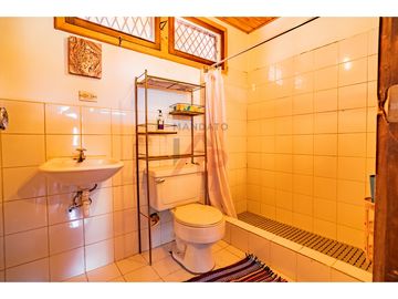 ENCANTADORA Y RUSTICA QUINTA EN VENTA EN EL CABO, PAUTE