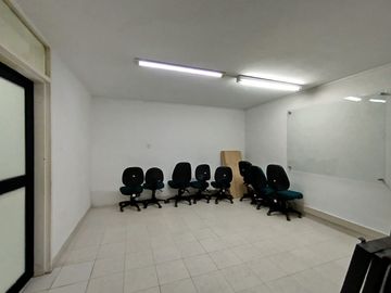 oficina en arriendo en urbanización la flora. Cod A124825