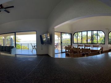 INCREÍBLE RESIDENCIA FRENTE AL LAGO DE TEQUES