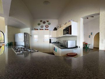 INCREÍBLE RESIDENCIA FRENTE AL LAGO DE TEQUES