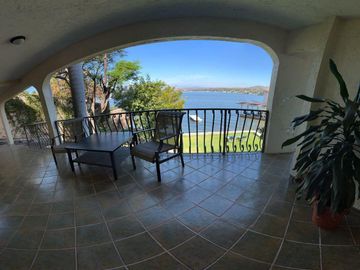 INCREÍBLE RESIDENCIA FRENTE AL LAGO DE TEQUES
